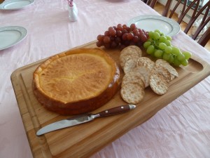 ricotta pie with crackers and grapes