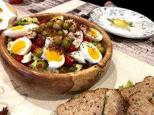 Lettuce salad with cherry tomatoes and goat cheese